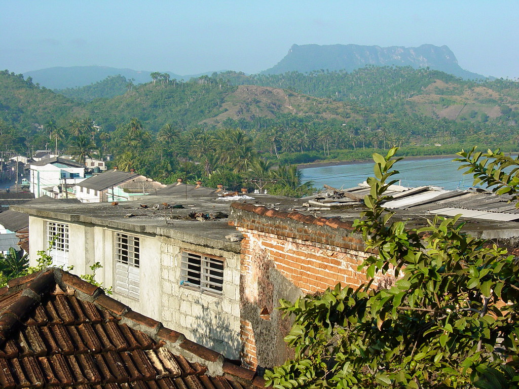 An image of buildings and the landscape of Baracua.