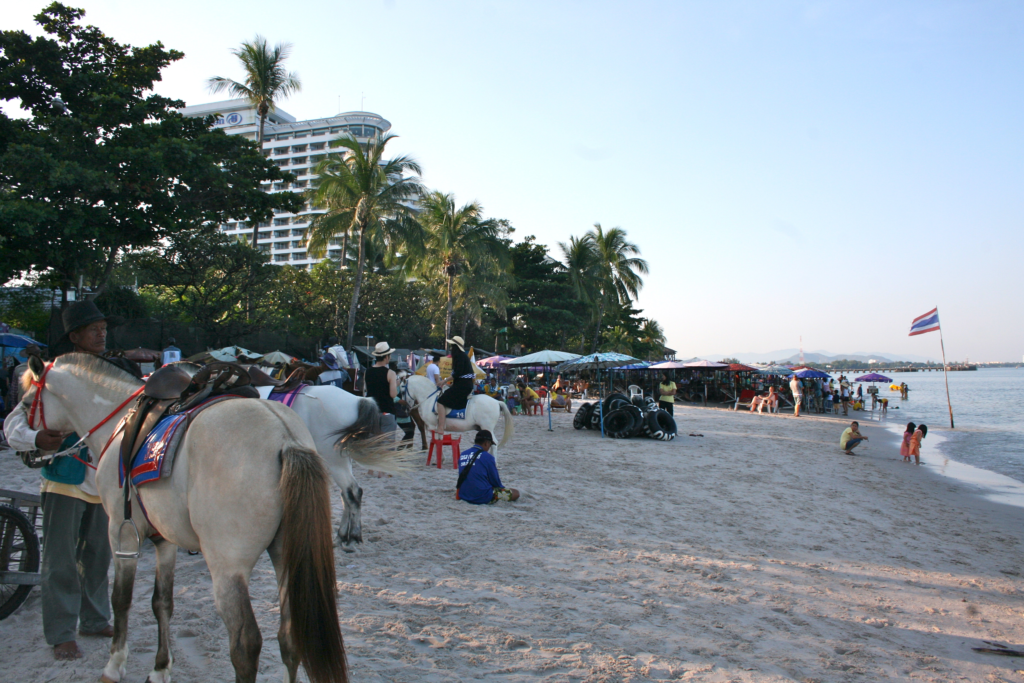 An image of a Hua Hin beach occupied by tourists.