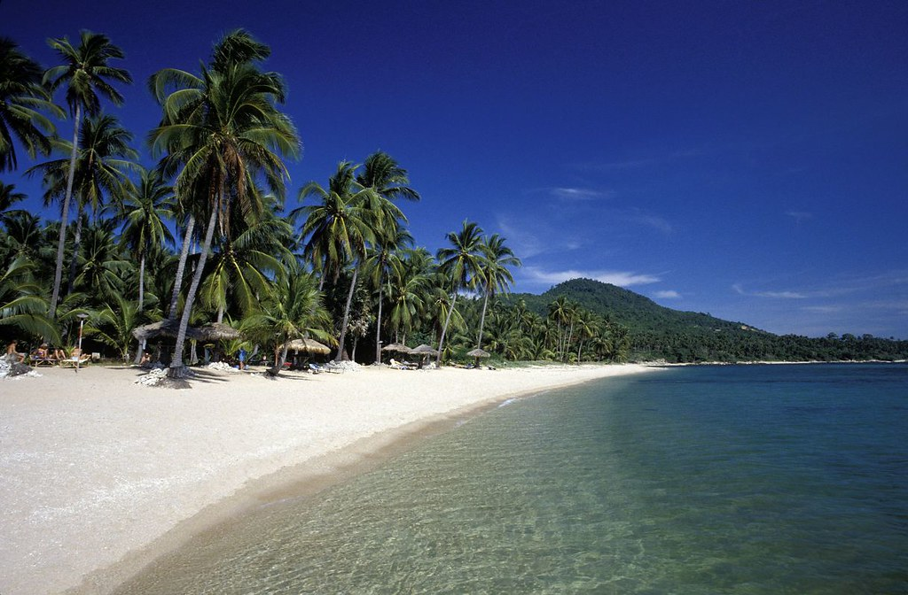 An image of a Koh Samui beaches being visited by tourists. 