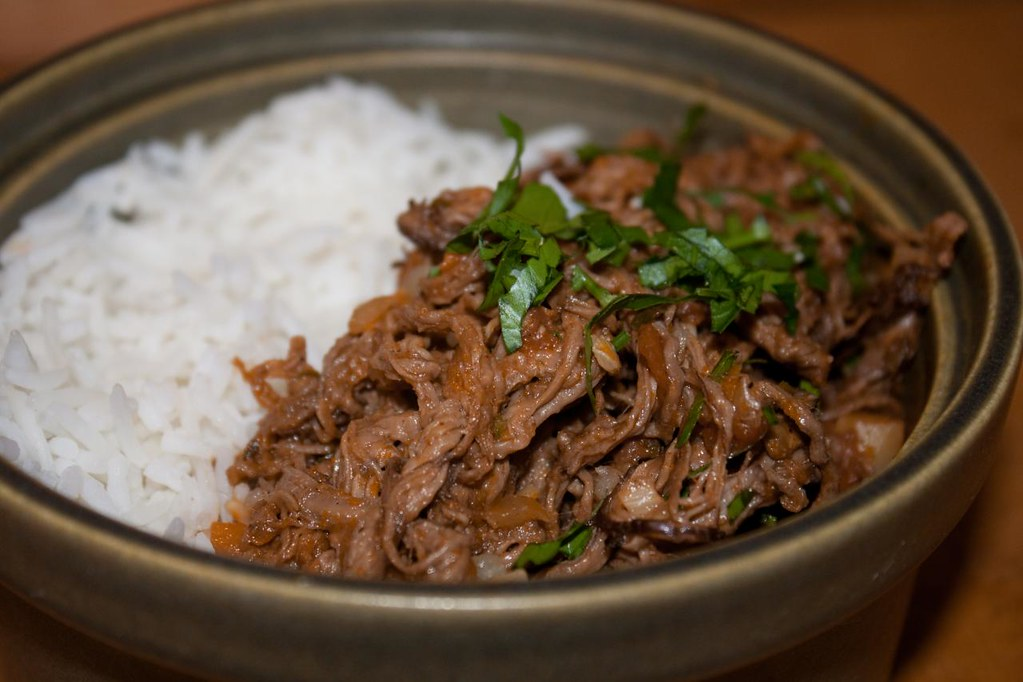 An image of a Ropa Vieja with white rice. 