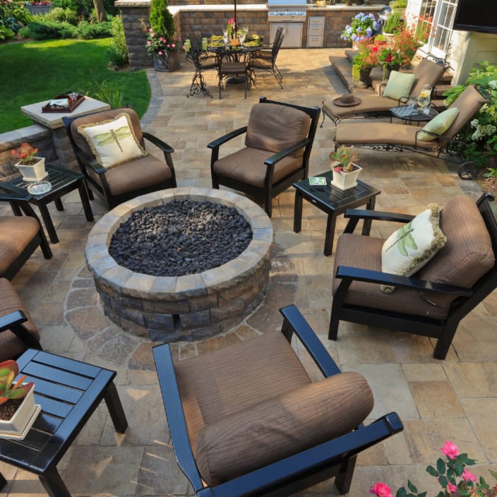 Golden Gardens: Tips for Perfect Seating and Shade for Seniors
