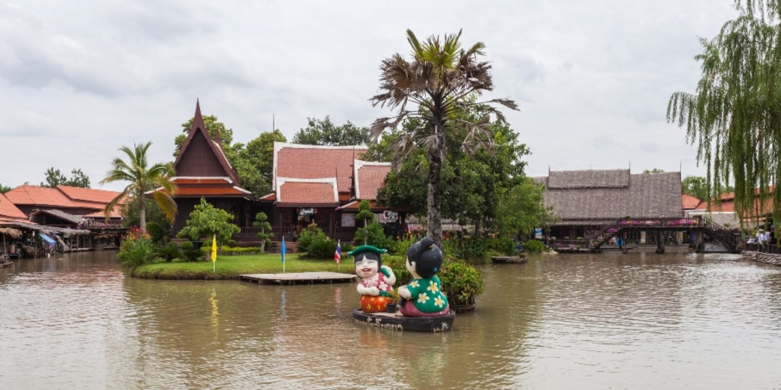 An image of the floating market for the article about "senior vacation to Bangkok."