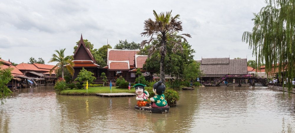 An image of the floating market for the article about "senior vacation to Bangkok."