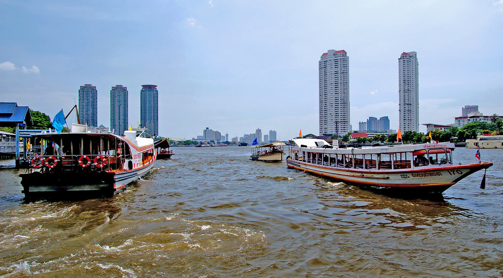 An image of boats transporting people along the Chao PHraya River. 