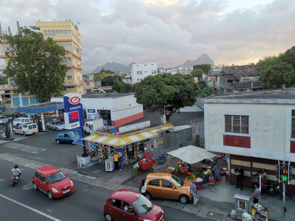 An image of vendors in the Quatre Bornes.