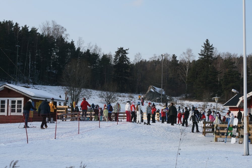 An image of tourists out skiing during a senior vacation to Turku.