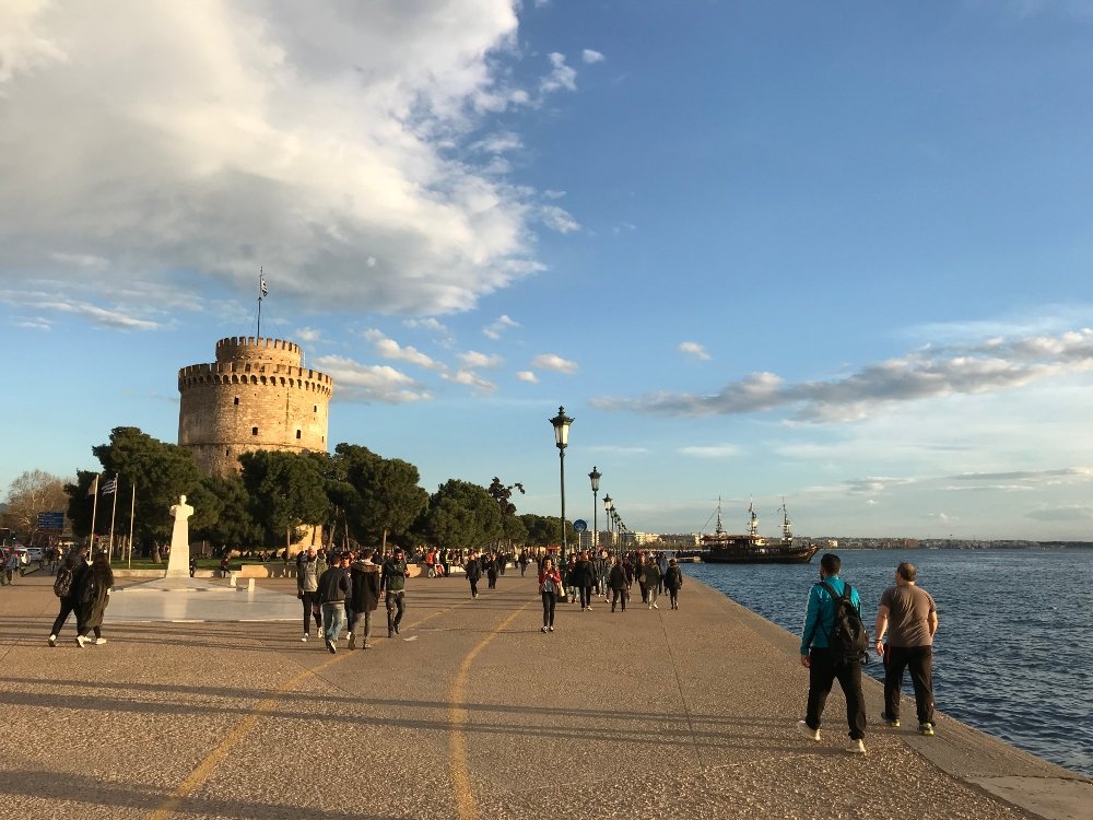 An image of tourists visiting the White Tower for an article about "senior trip to Thessaloniki."