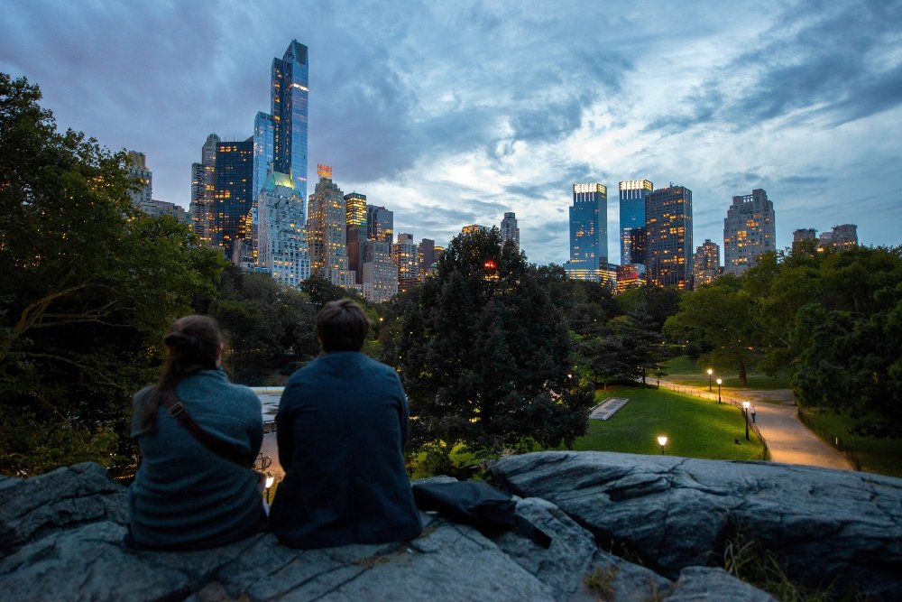 An image of a couple sitting in a park for an article about "senior vacation to tocumen."